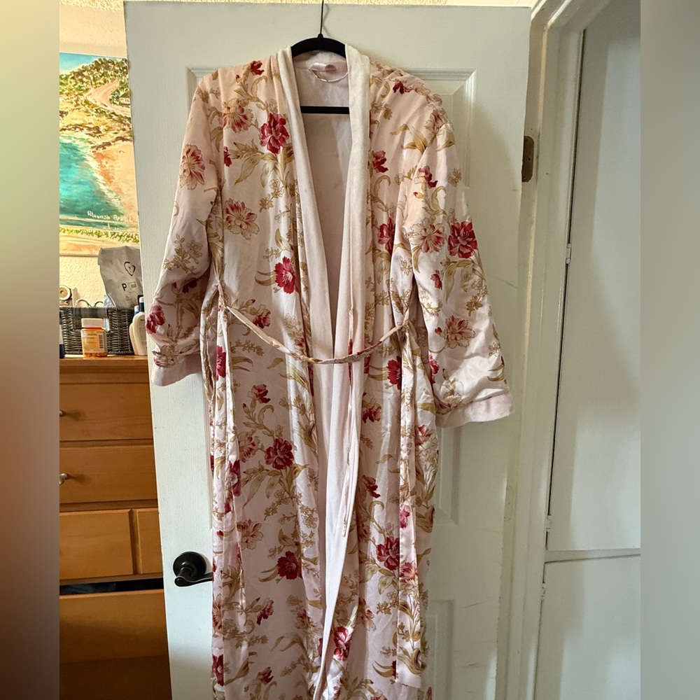 VICTORIA’S SECRET Vintage Satin Flowered Kimono with belt women’s M/L